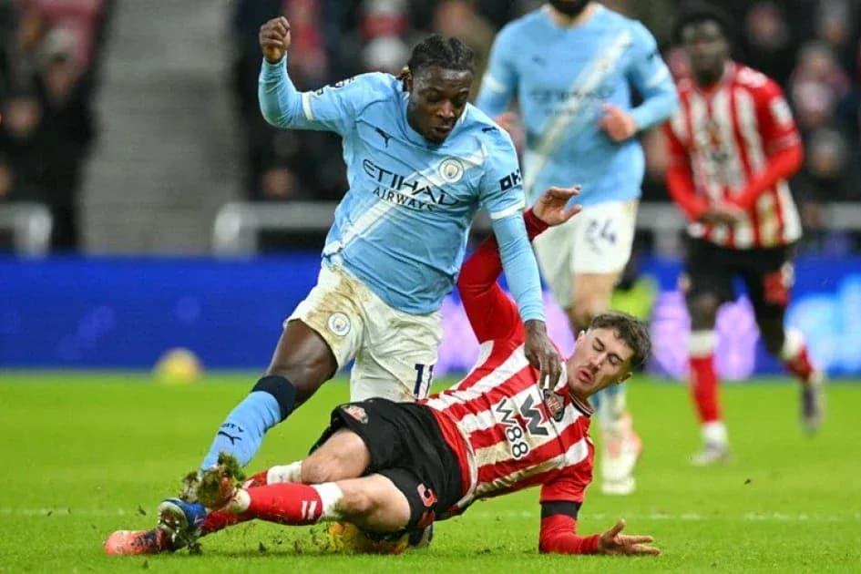 Jugador de Manchester City superando a oponente de Southampton Jugador de Manchester City superando a oponente de Southampton