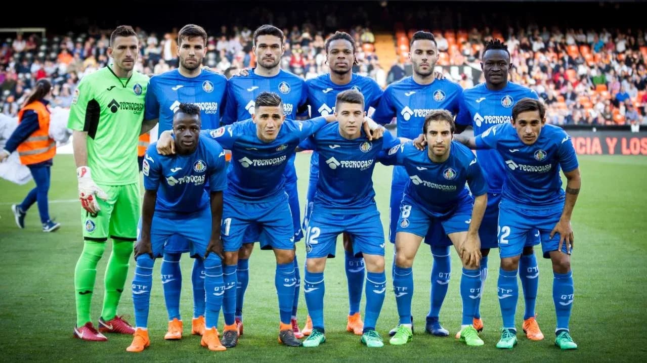Jugadores del Getafe posando en el campo Jugadores del Getafe posando en el campo
