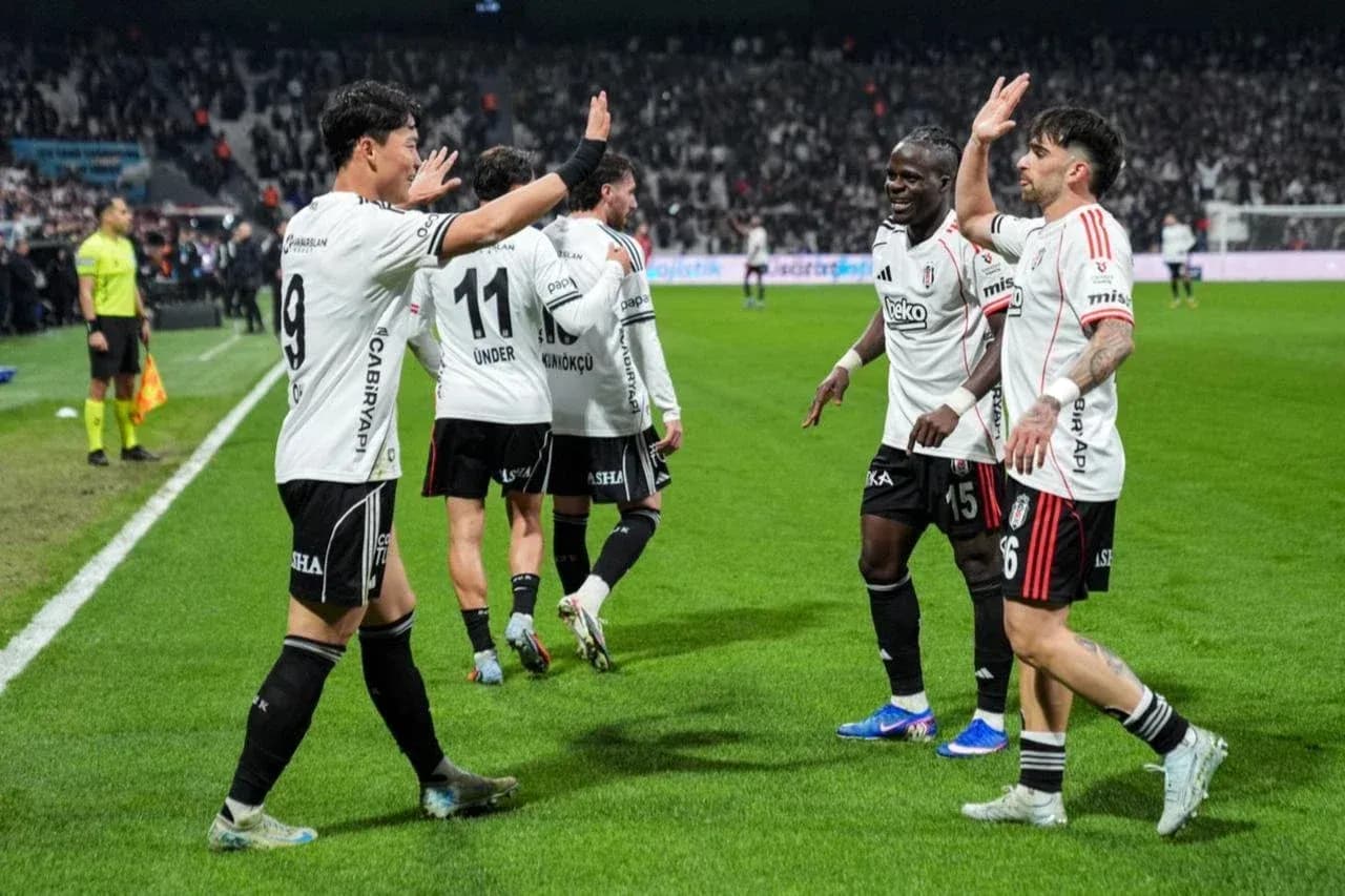 Jugadores de Beşiktaş celebrando un gol Jugadores de Beşiktaş celebrando un gol