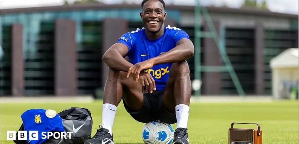 Jugador sonriendo sentado en campo de entrenamiento Jugador sonriendo sentado en campo de entrenamiento