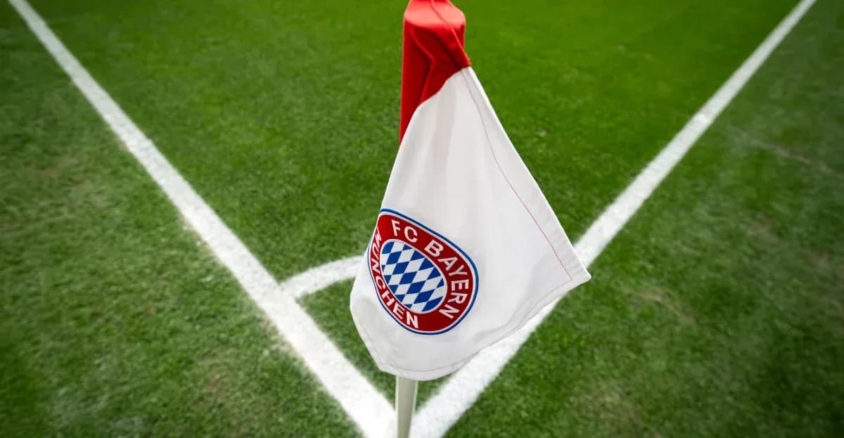 Esquina de campo con bandera de FC Bayern Múnich Esquina de campo con bandera de FC Bayern Múnich