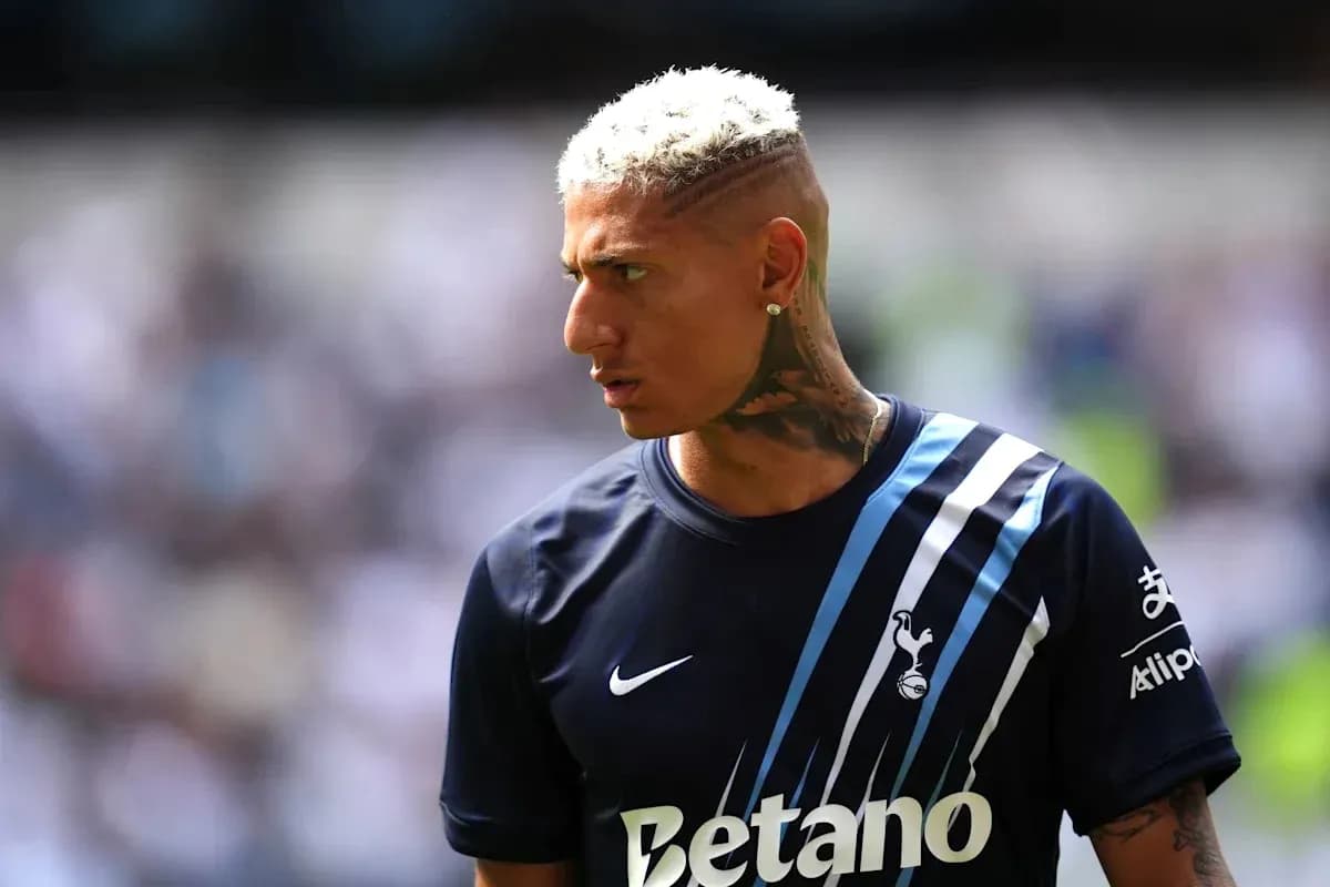 Jugador de Tottenham en el calentamiento previo al partido Jugador de Tottenham en el calentamiento previo al partido