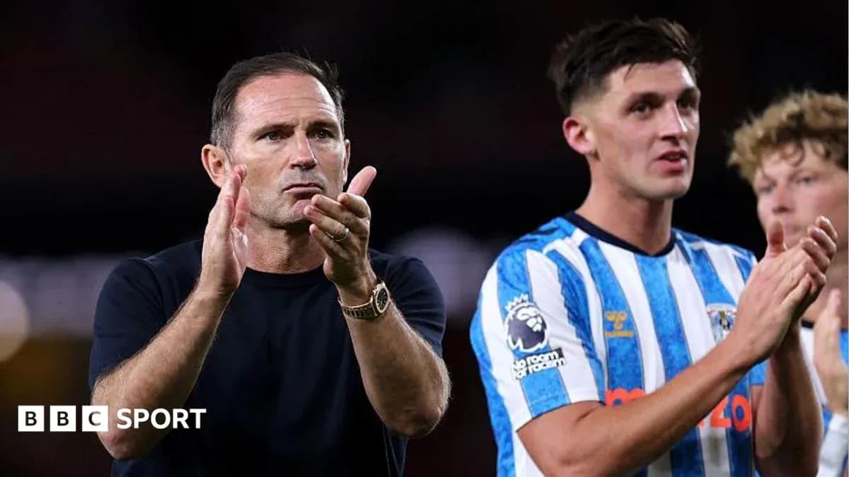 Entrenador aplaudiendo junto a jugadores tras partido Entrenador aplaudiendo junto a jugadores tras partido