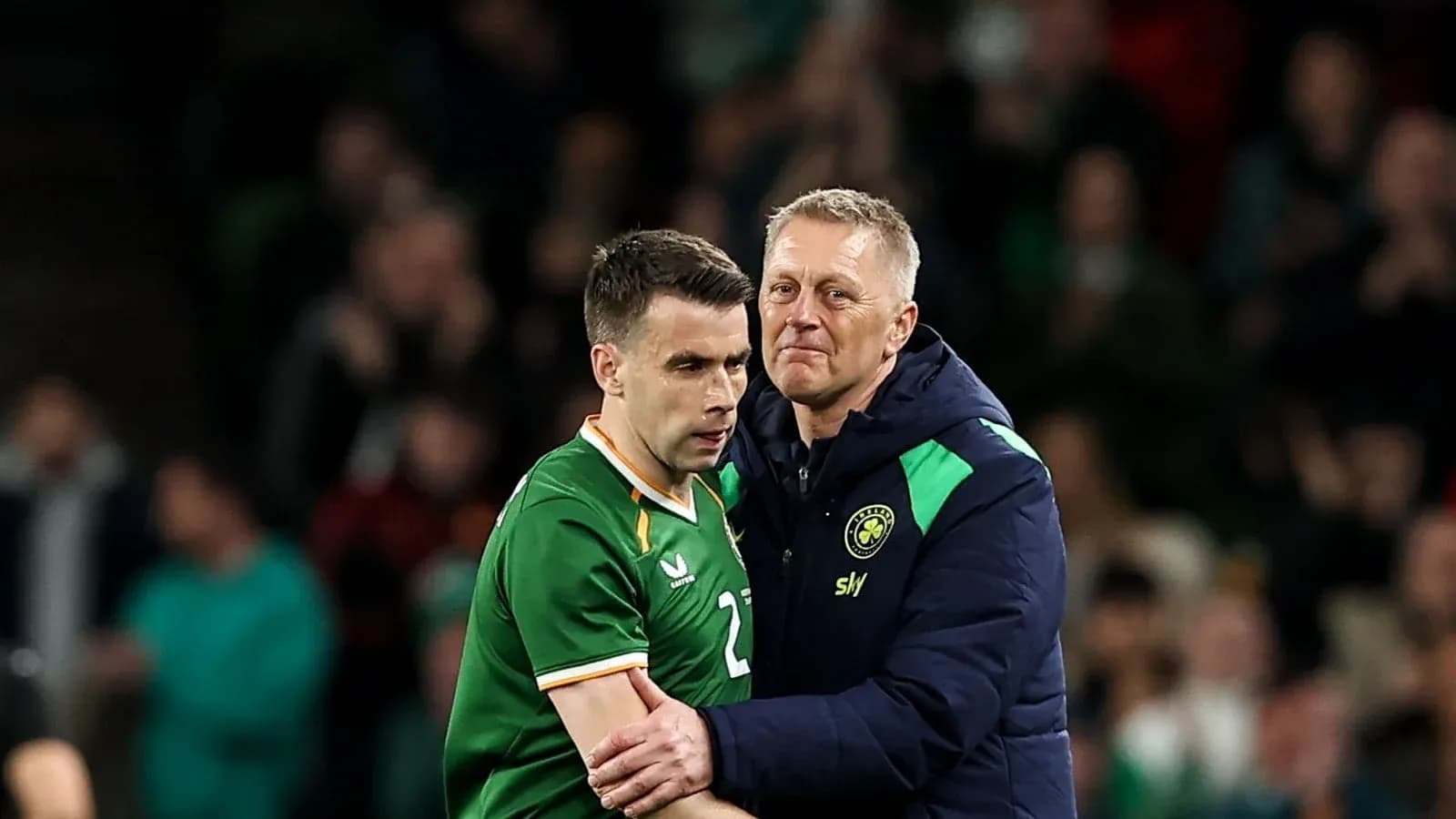 Jugador irlandés siendo consolado por el entrenador Jugador irlandés siendo consolado por el entrenador