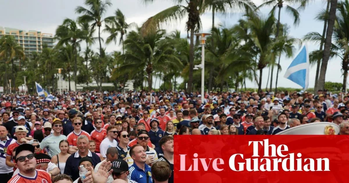 Multitud de aficionados reunidos en evento deportivo Multitud de aficionados reunidos en evento deportivo