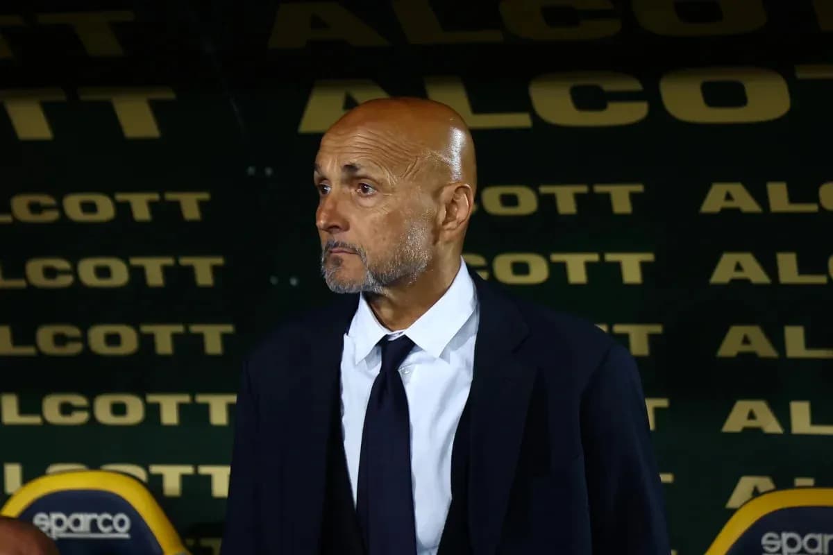 Entrenador en el banquillo durante el partido Entrenador en el banquillo durante el partido