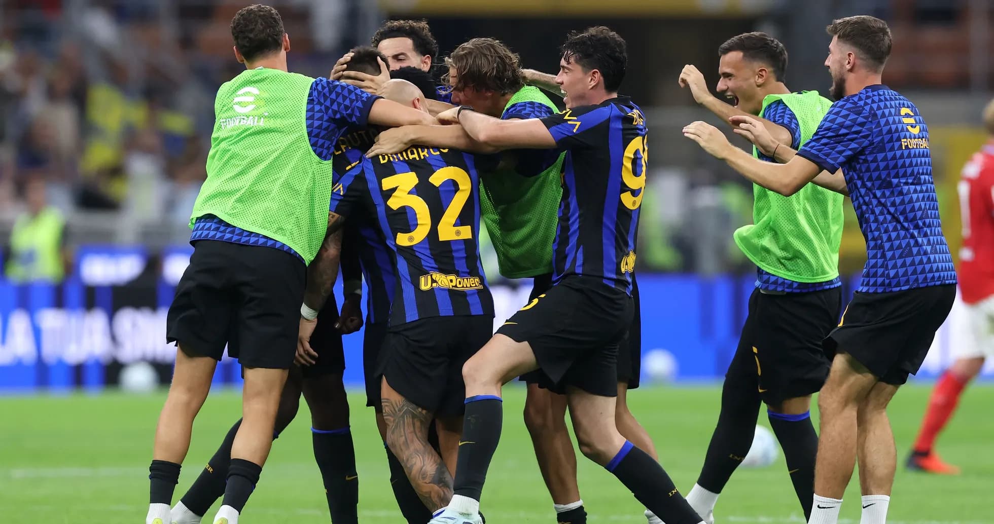 Jugadores de Inter celebrando un gol juntos Jugadores de Inter celebrando un gol juntos