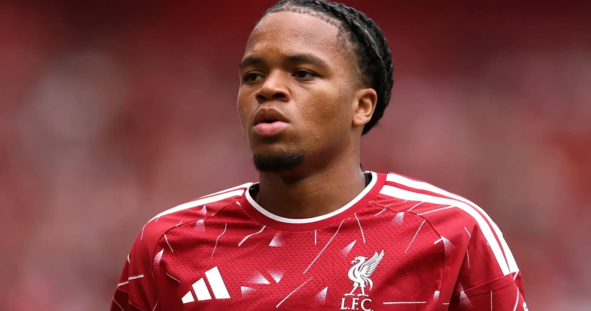 Jugador de Liverpool en camiseta roja durante el partido Jugador de Liverpool en camiseta roja durante el partido