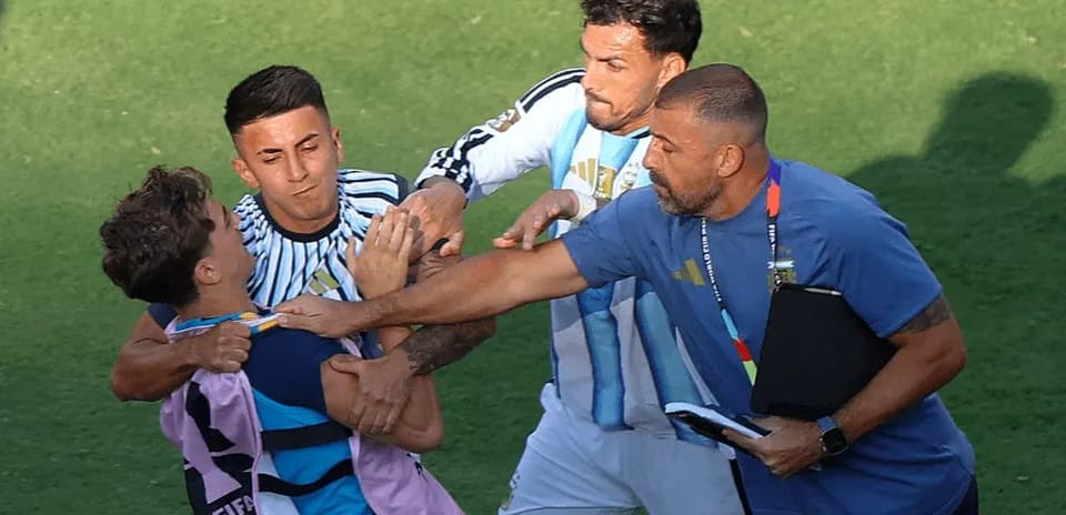 Jugadores y entrenador involucrados en una pelea Jugadores y entrenador involucrados en una pelea