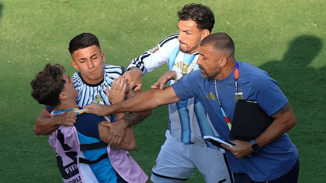 Jugadores y entrenador involucrados en una pelea Jugadores y entrenador involucrados en una pelea