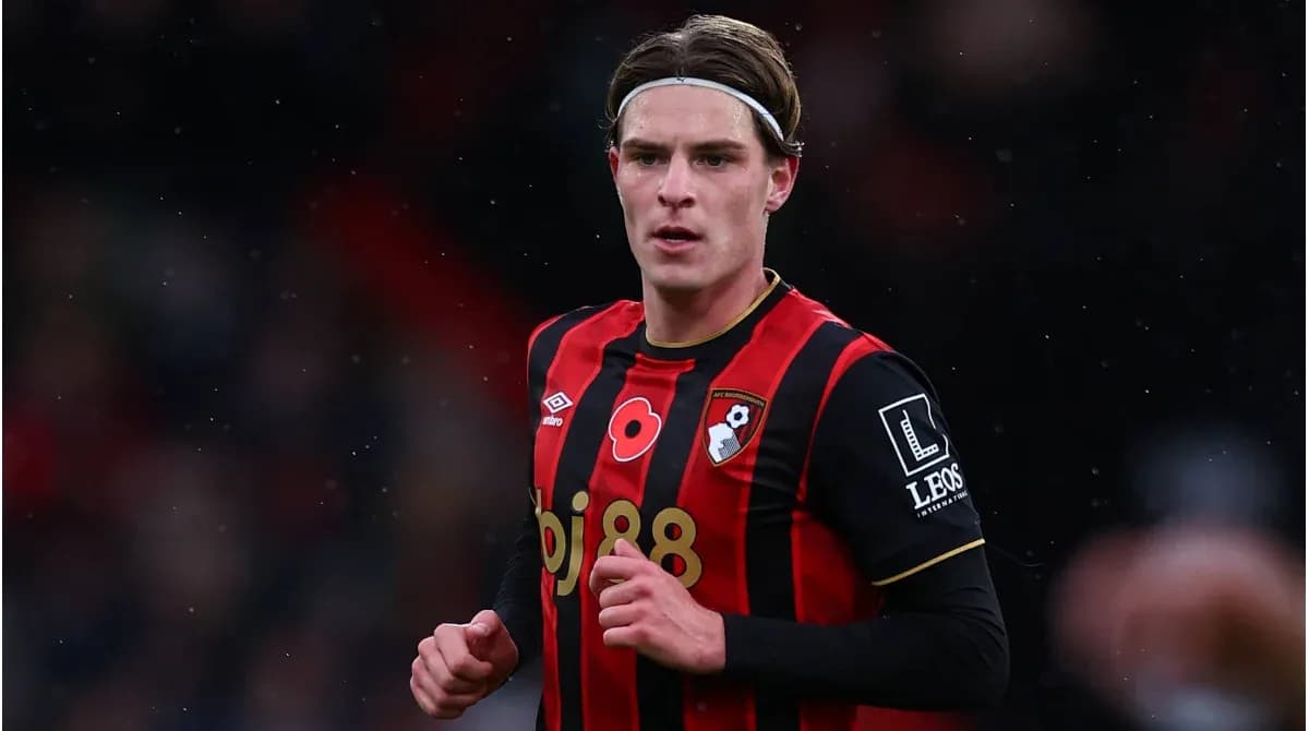 Jugador de AFC Bournemouth corriendo en el campo Jugador de AFC Bournemouth corriendo en el campo