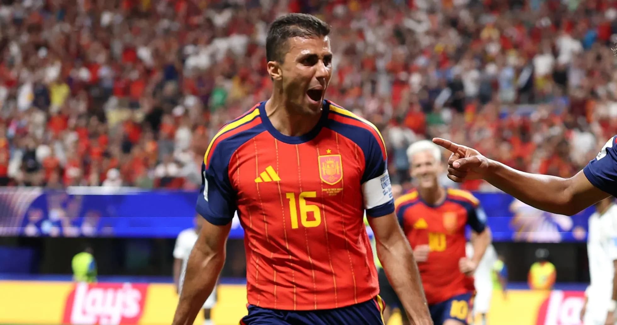 Jugador celebrando gol en partido de España Jugador celebrando gol en partido de España