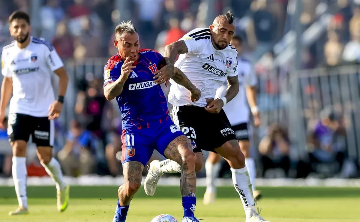 Jugadores de Universidad de Chile y Colo Colo en acción Jugadores de Universidad de Chile y Colo Colo en acción