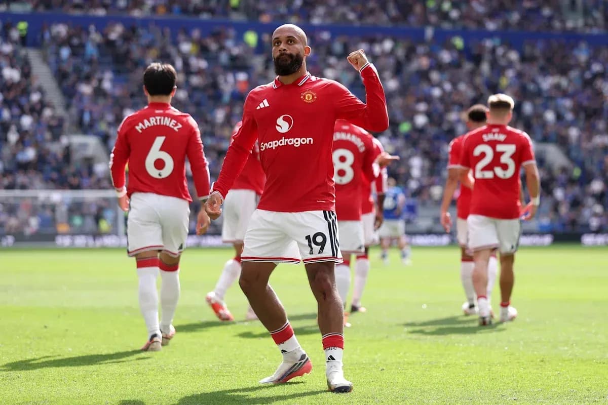 Jugador de Manchester United celebrando en el campo Jugador de Manchester United celebrando en el campo