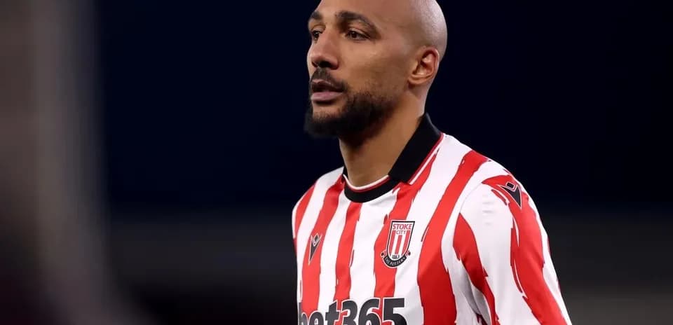 Jugador de Stoke City con camiseta a rayas Jugador de Stoke City con camiseta a rayas