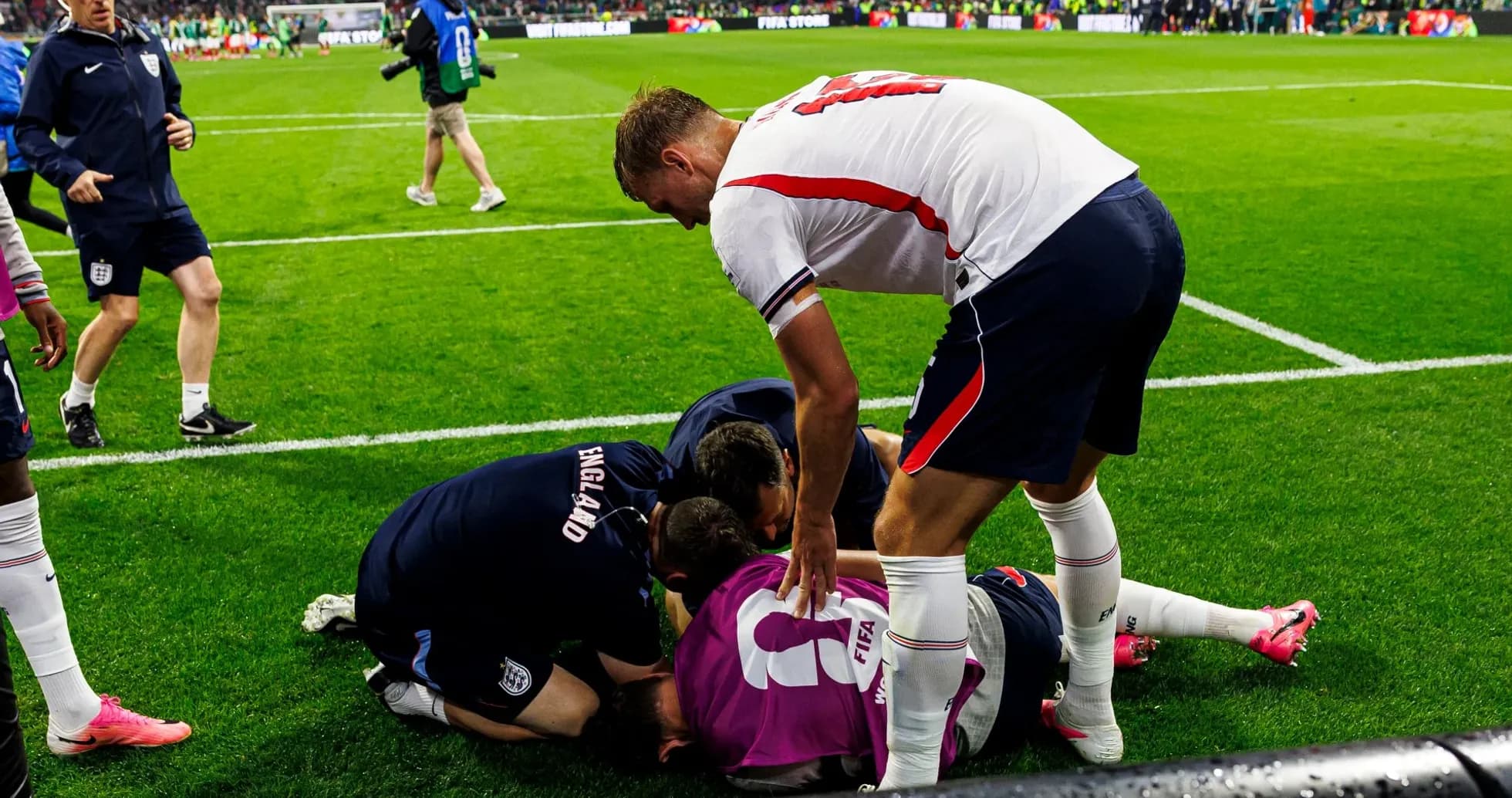 Jugadores de Inglaterra atendiendo a un compañero caído Jugadores de Inglaterra atendiendo a un compañero caído