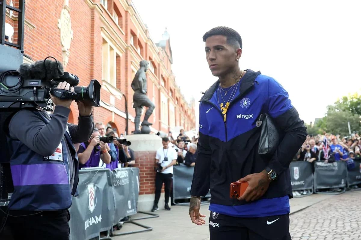 Jugador de Chelsea llegando al estadio rodeado de prensa Jugador de Chelsea llegando al estadio rodeado de prensa