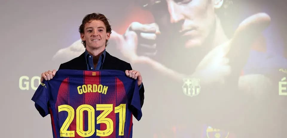 Jugador presenta camiseta del FC Barcelona con el número 2031 Jugador presenta camiseta del FC Barcelona con el número 2031