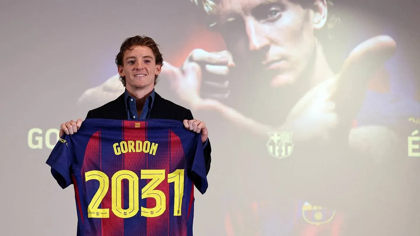 Jugador presenta camiseta del FC Barcelona con el número 2031 Jugador presenta camiseta del FC Barcelona con el número 2031