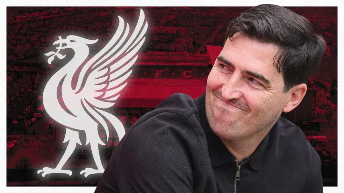 Entrenador sonriendo frente al logo de Liverpool Entrenador sonriendo frente al logo de Liverpool