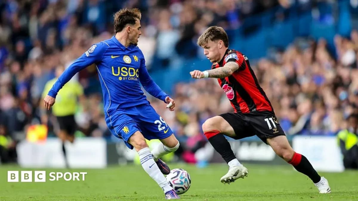 Jugador de Chelsea driblando a oponente de Bournemouth Jugador de Chelsea driblando a oponente de Bournemouth