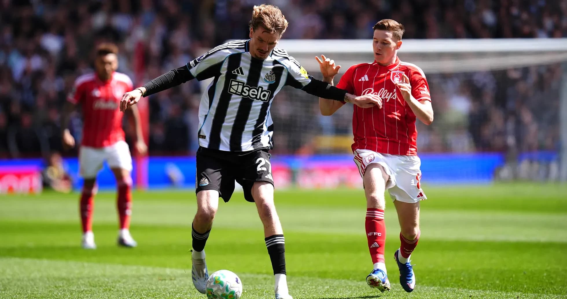 Jugador del Newcastle enfrentando a rival de Nottingham Jugador del Newcastle enfrentando a rival de Nottingham