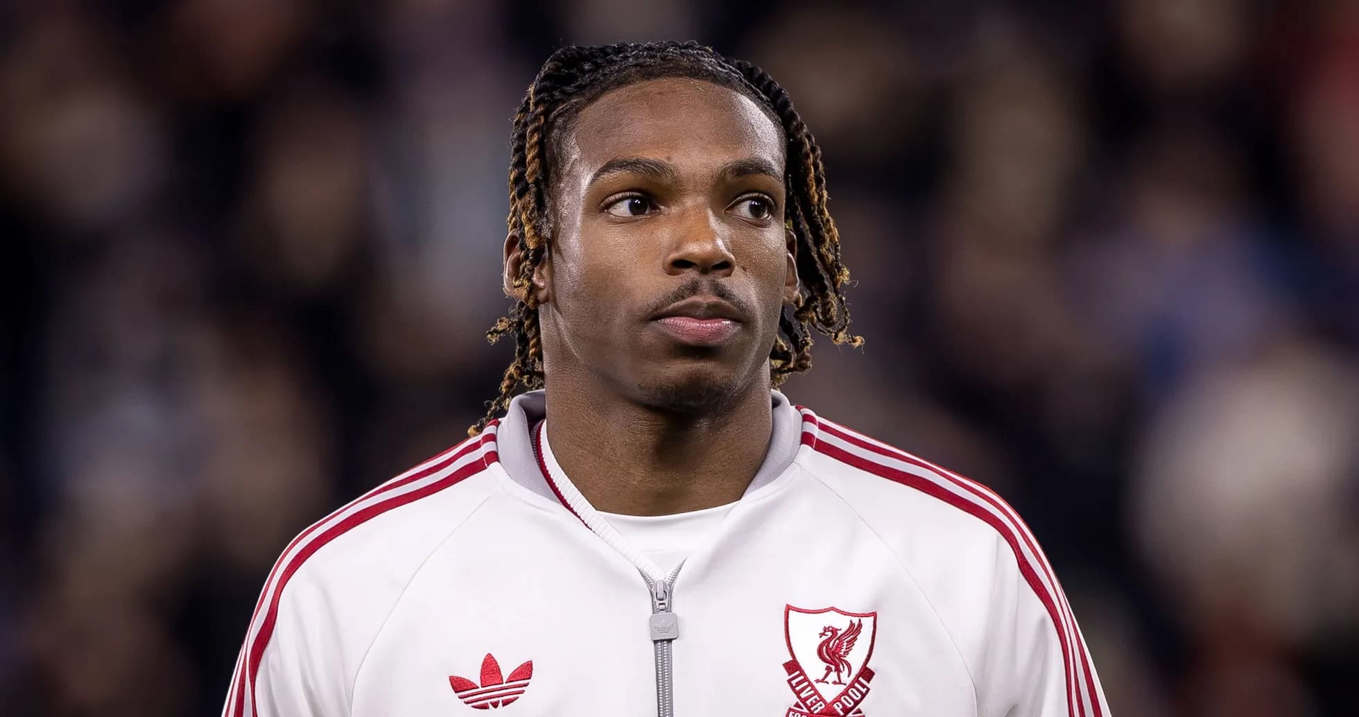 Jugador de Liverpool en uniforme antes del partido Jugador de Liverpool en uniforme antes del partido