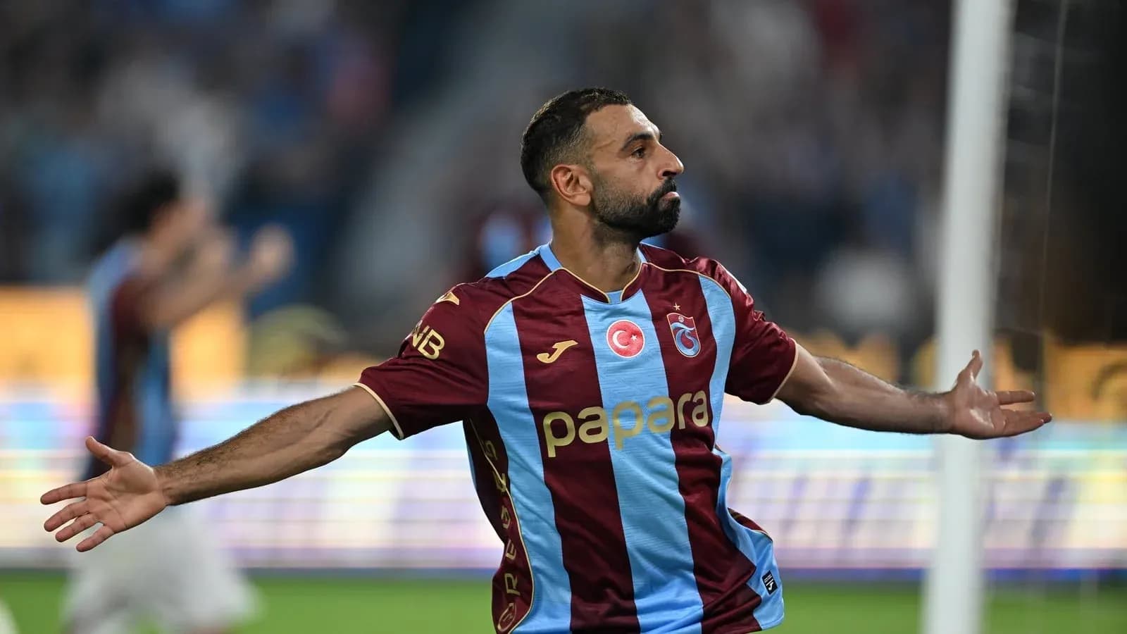 Jugador de Trabzonspor celebrando un gol en el campo Jugador de Trabzonspor celebrando un gol en el campo