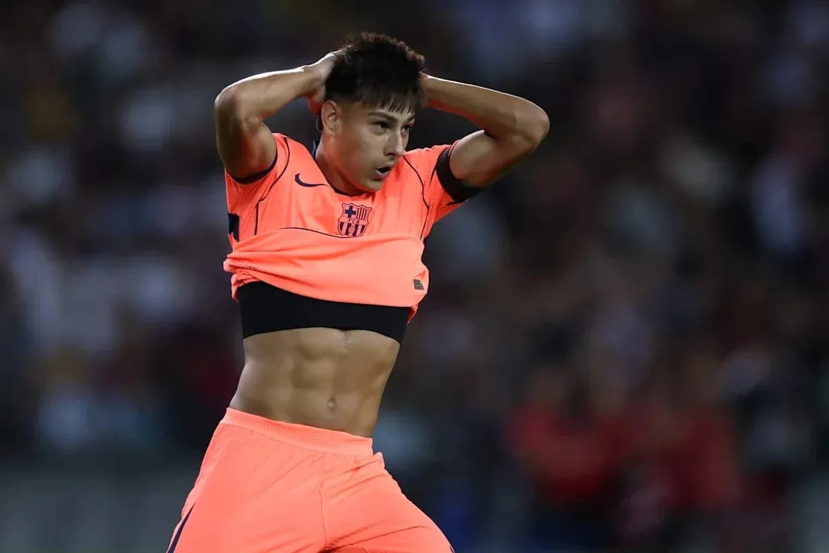 Jugador de fútbol ajustando su camiseta durante el partido Jugador de fútbol ajustando su camiseta durante el partido