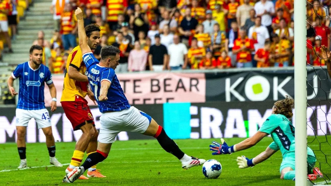 Jugador de Rangers disparando a puerta contra Jagiellonia Jugador de Rangers disparando a puerta contra Jagiellonia