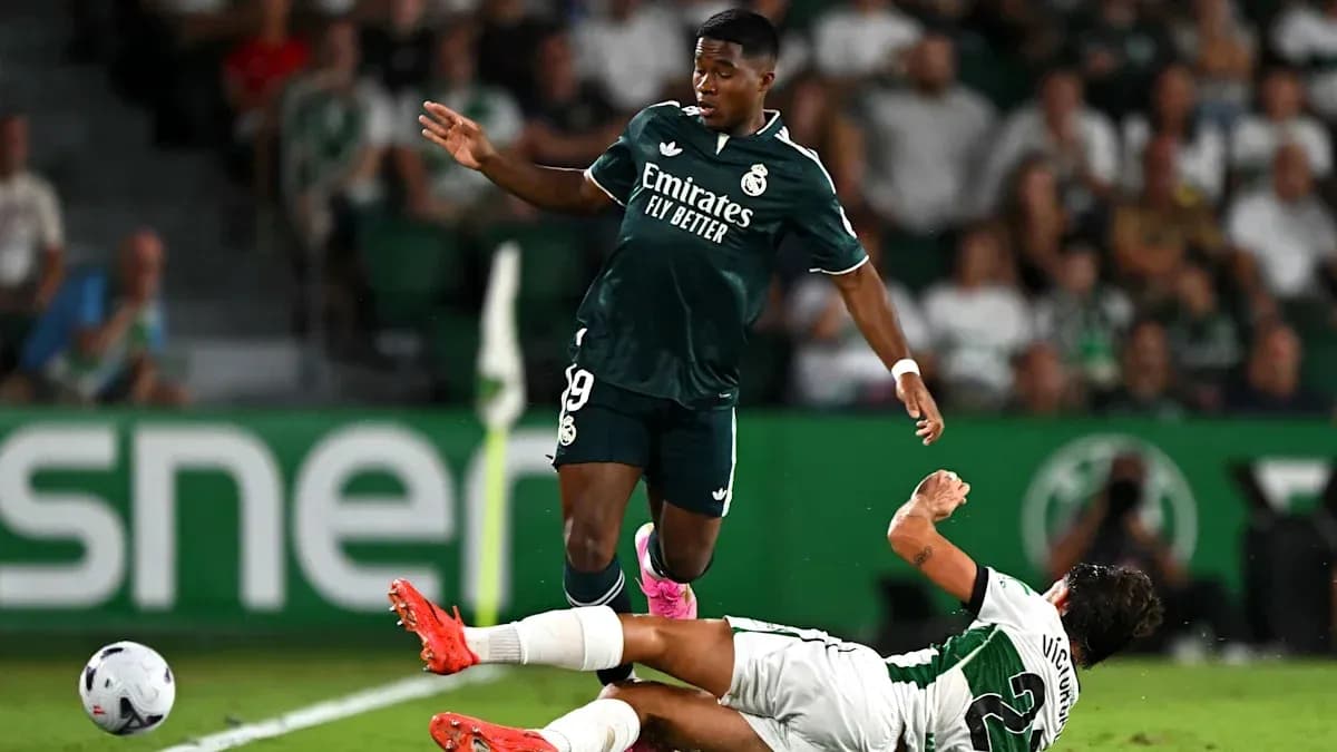 Jugador de Real Madrid cae tras una entrada Jugador de Real Madrid cae tras una entrada