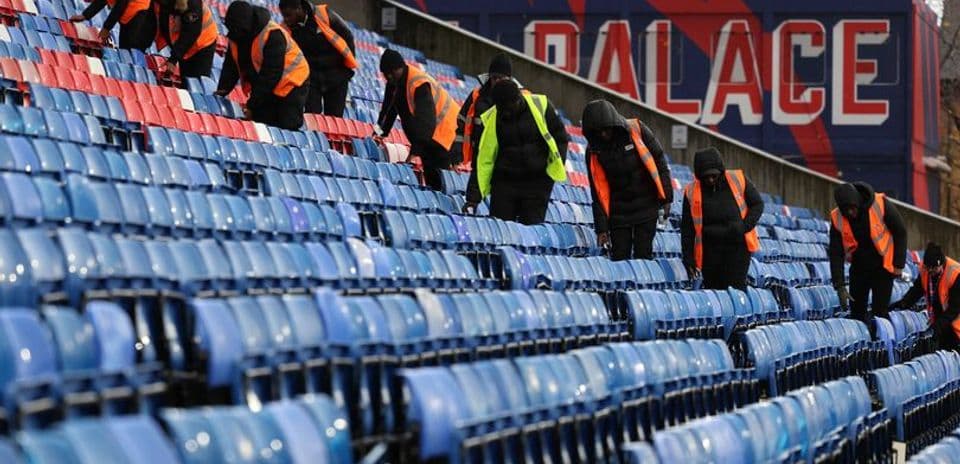 Trabajadores limpiando las gradas del estadio Trabajadores limpiando las gradas del estadio