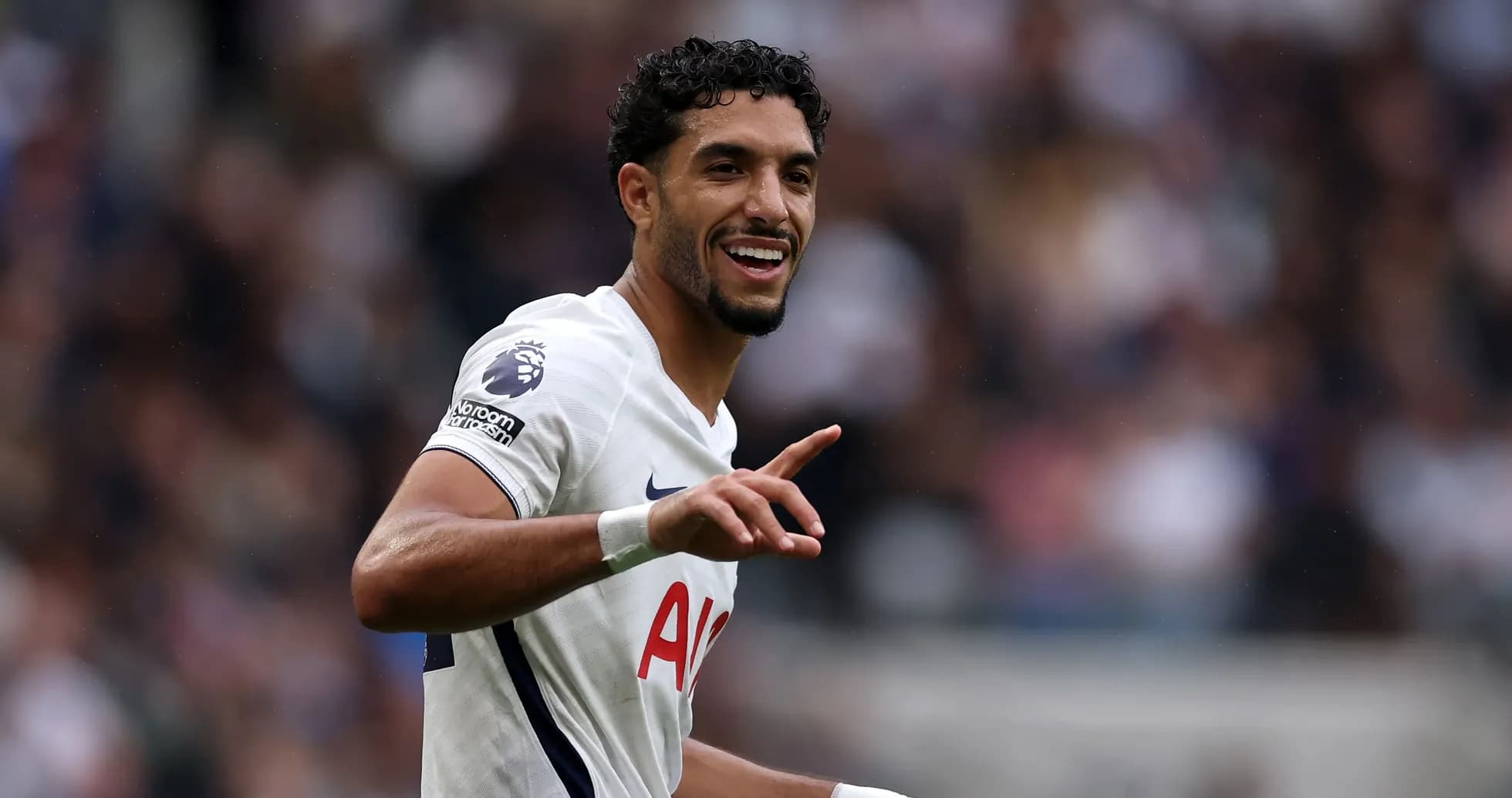 Jugador de Tottenham celebrando un momento en el partido Jugador de Tottenham celebrando un momento en el partido