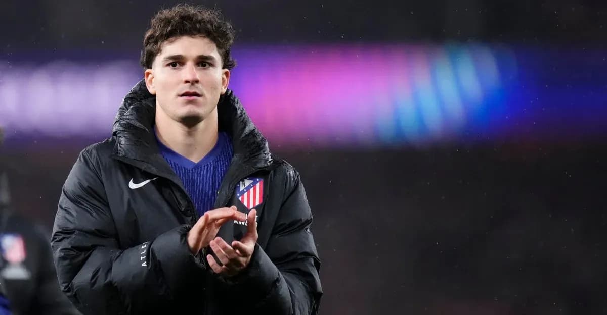 Jugador de Atlético de Madrid aplaudiendo en el campo Jugador de Atlético de Madrid aplaudiendo en el campo