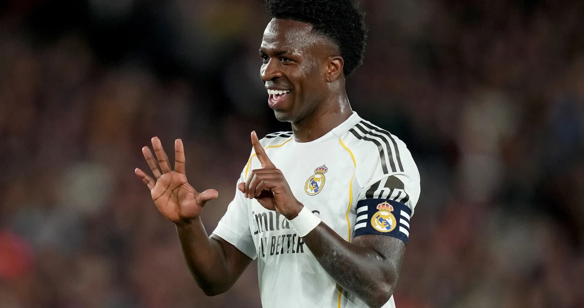 Jugador de Real Madrid señalando con una mano Jugador de Real Madrid señalando con una mano