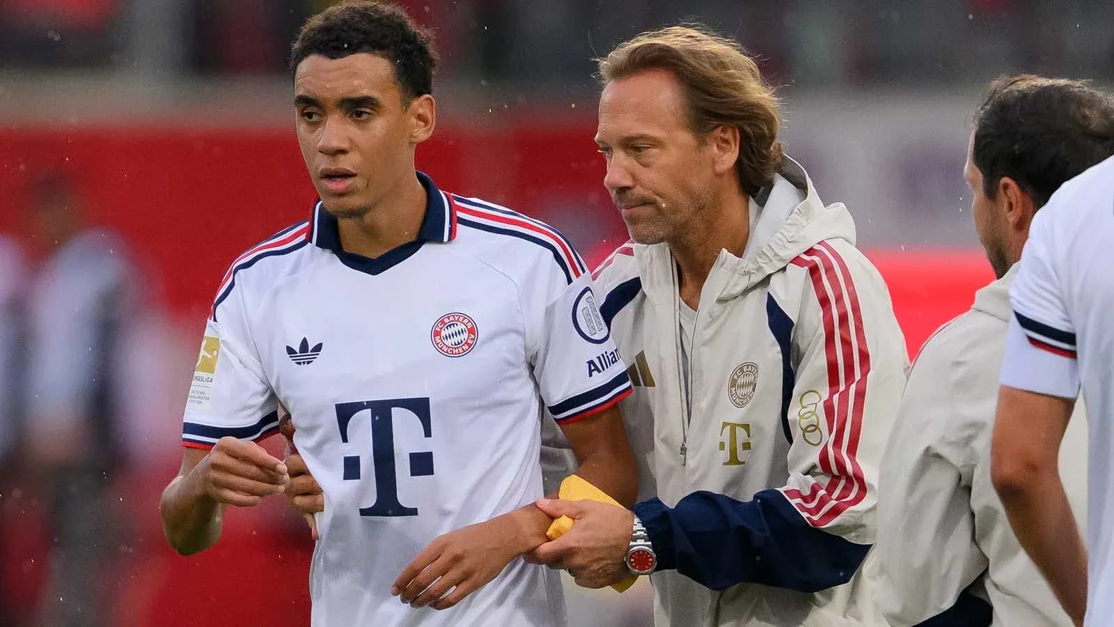 Jugador de Bayern Múnich siendo atendido por el personal Jugador de Bayern Múnich siendo atendido por el personal