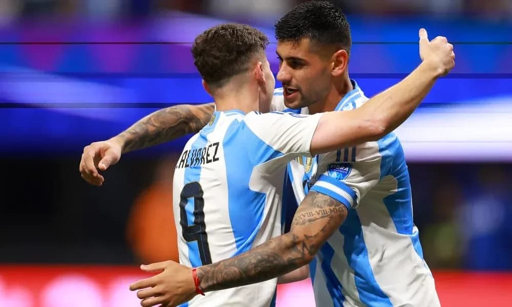 Jugadores de Argentina abrazándose tras un gol Jugadores de Argentina abrazándose tras un gol