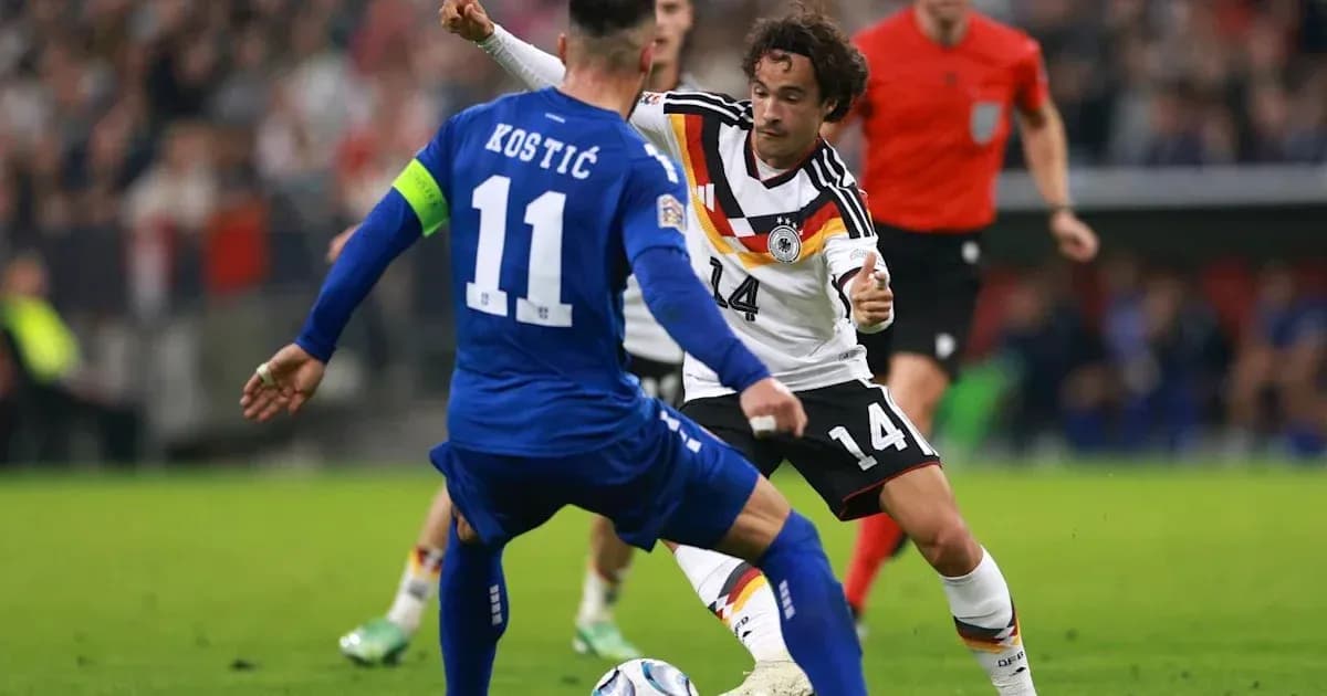 Jugador alemán desafiando a Kostić durante el partido Jugador alemán desafiando a Kostić durante el partido
