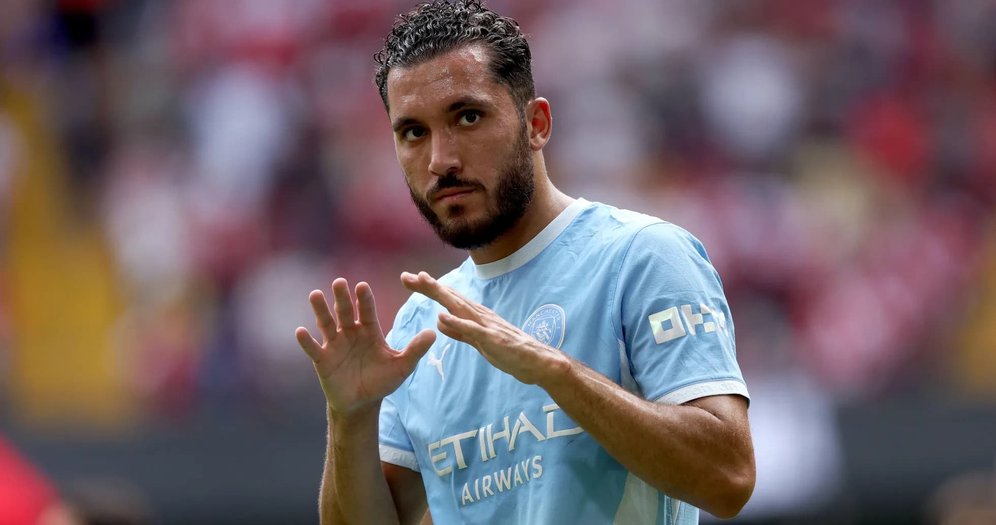 Jugador saludando con camiseta de Manchester City Jugador saludando con camiseta de Manchester City
