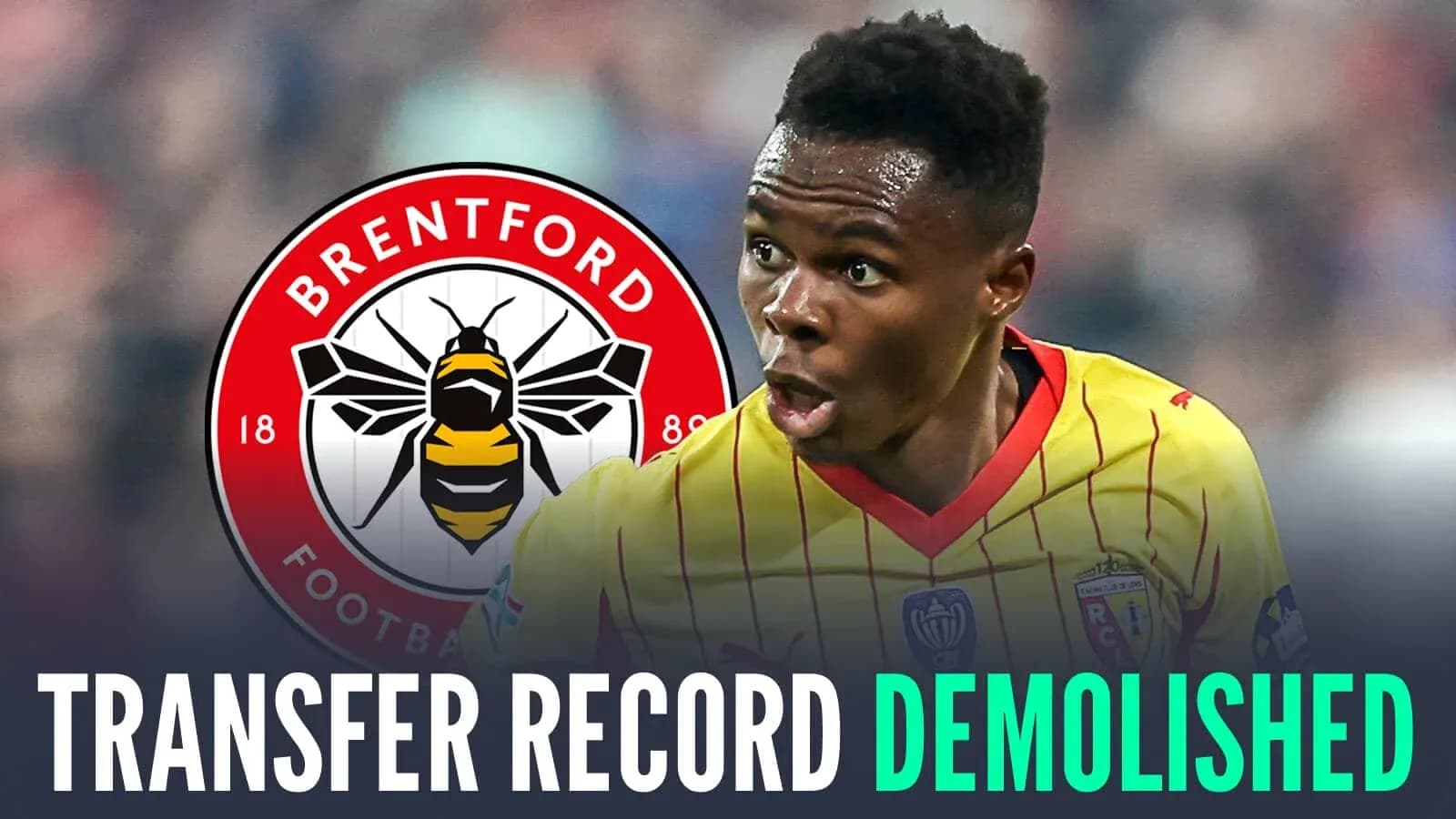 Jugador celebrando frente al logo de Brentford Jugador celebrando frente al logo de Brentford