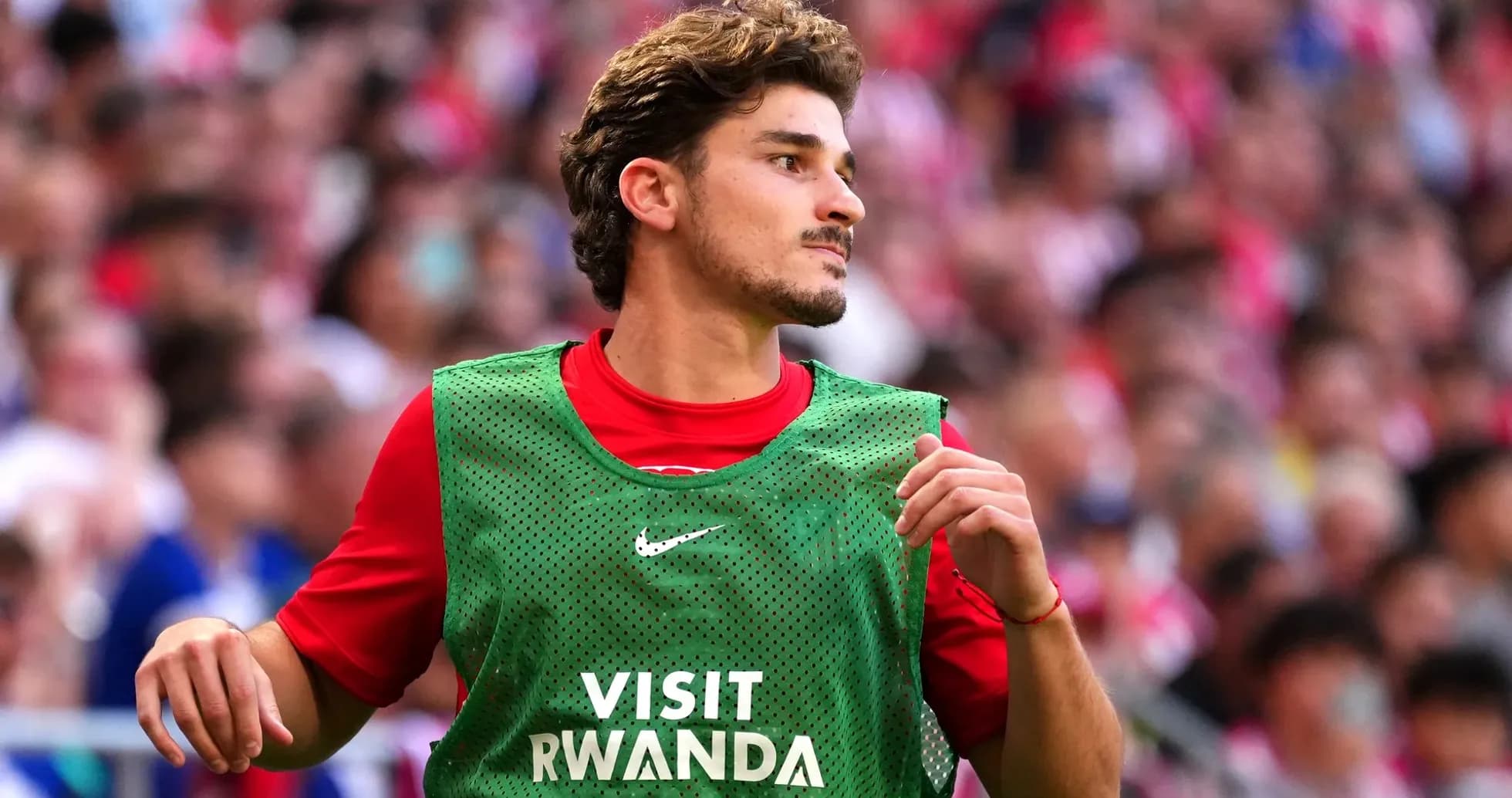 Jugador en el banquillo durante un partido Jugador en el banquillo durante un partido