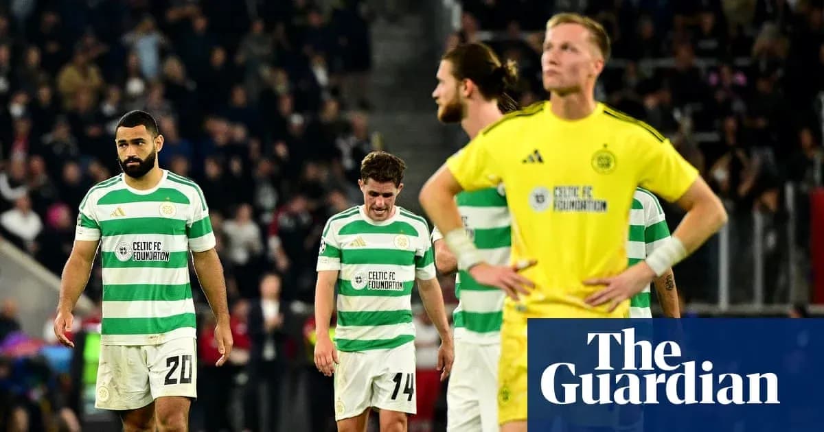 Jugadores de Celtic FC caminando tras derrota en partido Jugadores de Celtic FC caminando tras derrota en partido