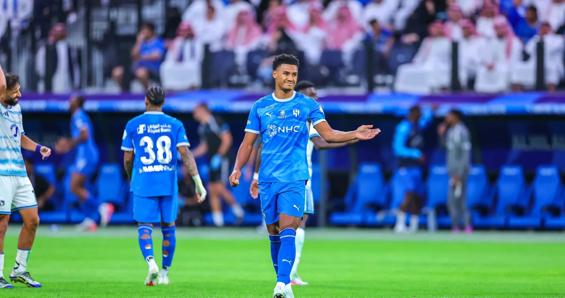 Jugador de Al Hilal gesticulando durante el partido Jugador de Al Hilal gesticulando durante el partido
