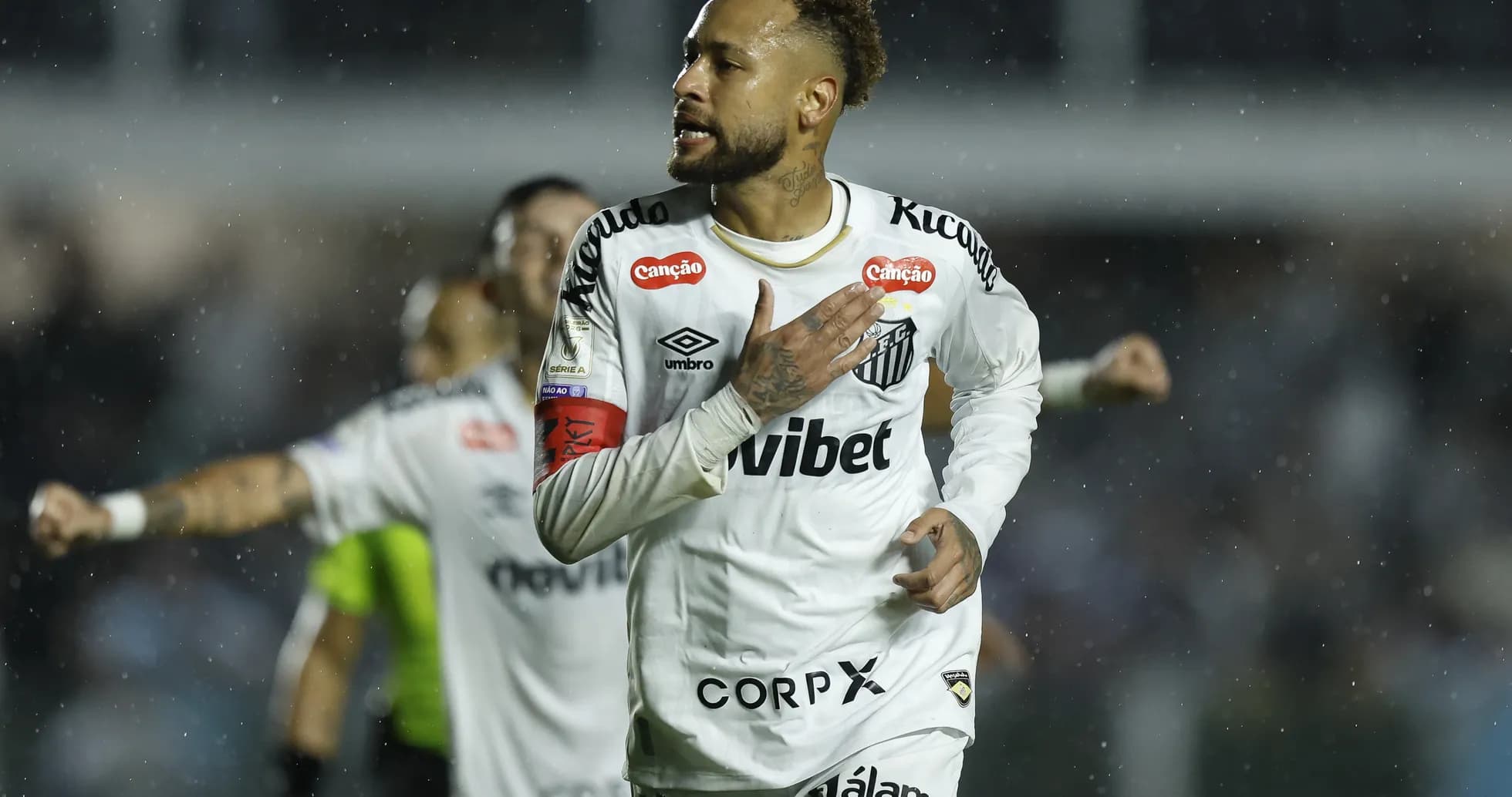 Neymar celebrando un gol con Santos en la lluvia Neymar celebrando un gol con Santos en la lluvia