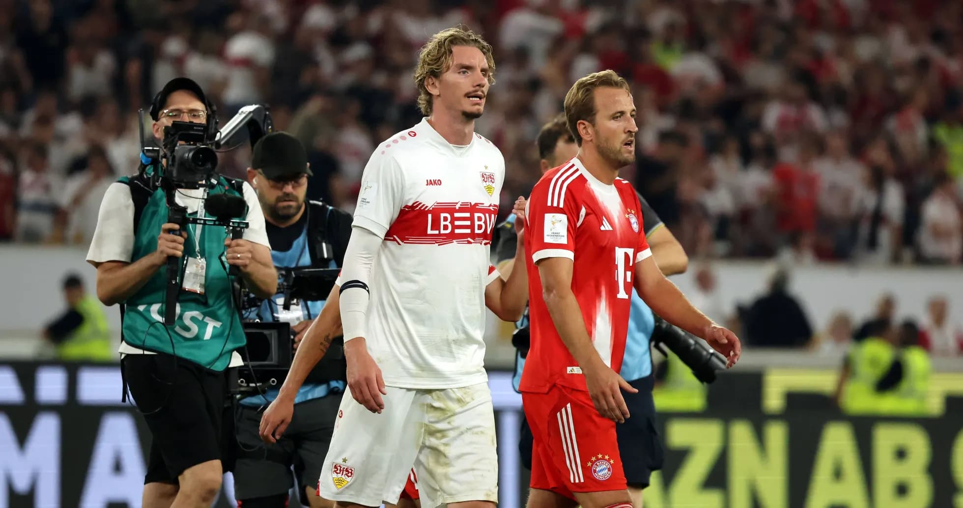 Jugadores de Stuttgart y Bayern saliendo del campo Jugadores de Stuttgart y Bayern saliendo del campo