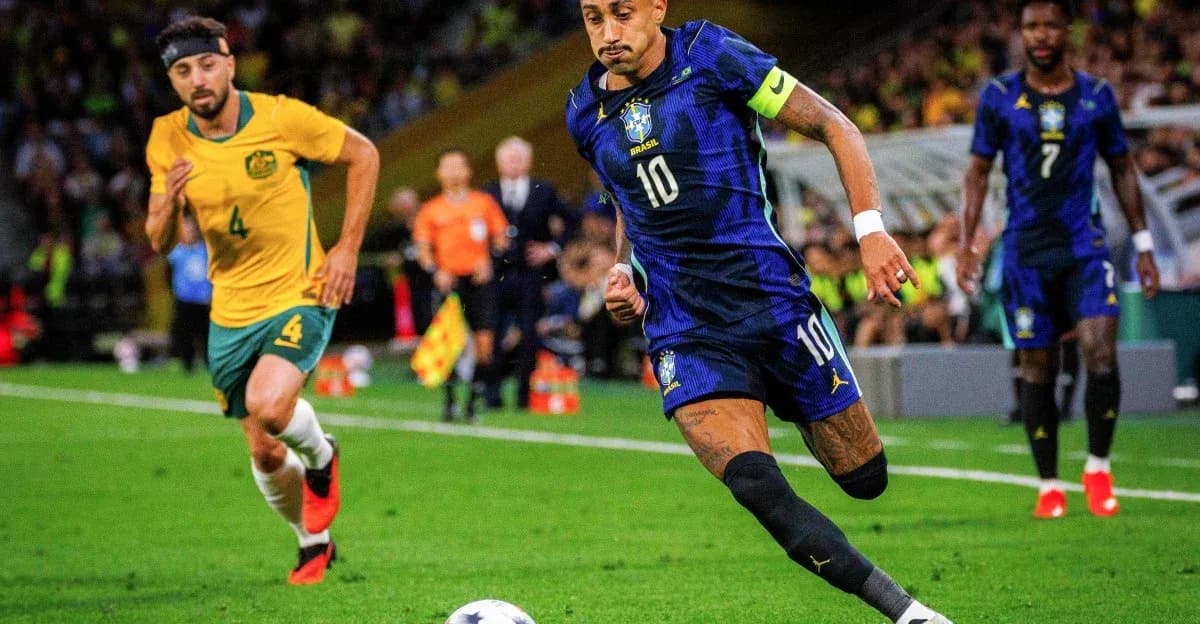 Jugador de Brasil avanzando con el balón en partido Jugador de Brasil avanzando con el balón en partido