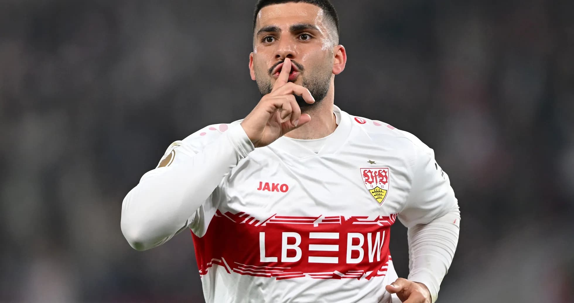Jugador de Stuttgart haciendo gesto de silencio tras anotar Jugador de Stuttgart haciendo gesto de silencio tras anotar
