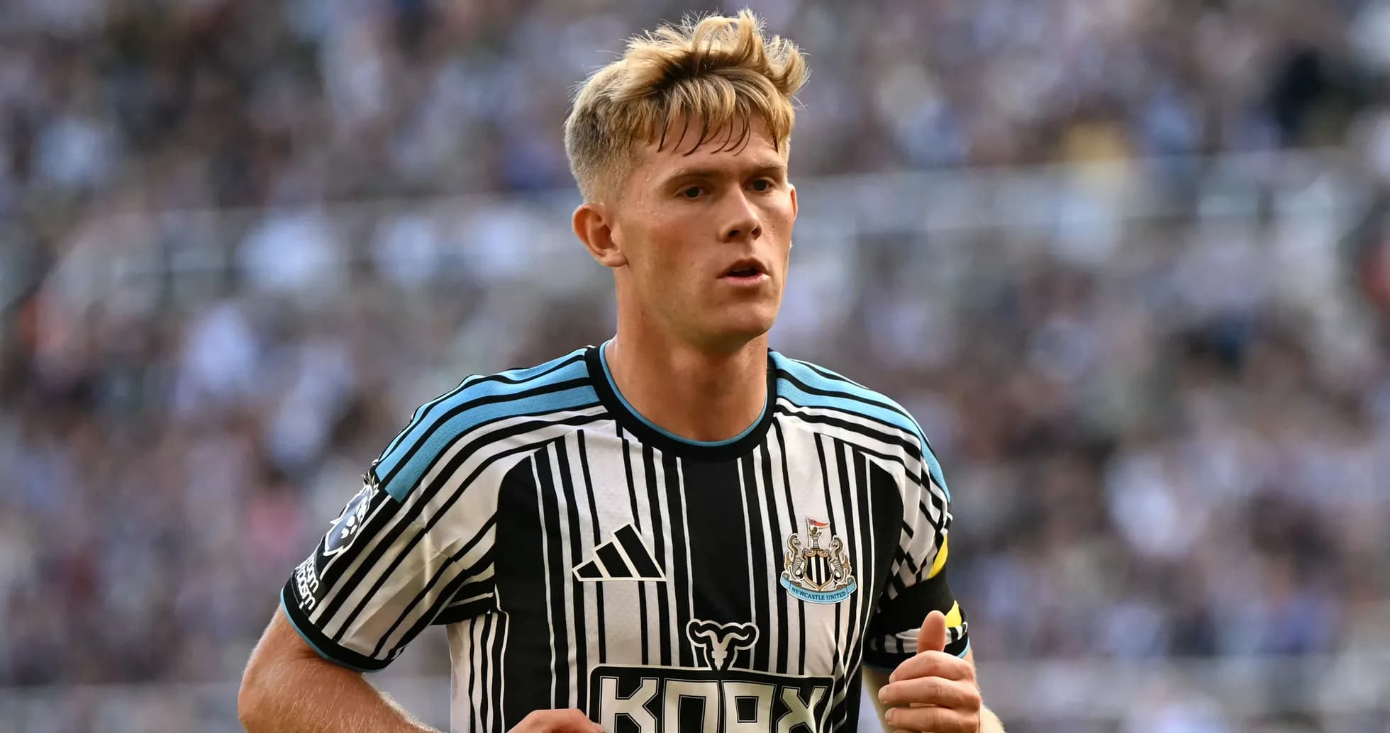 Jugador de Newcastle United corriendo en el campo Jugador de Newcastle United corriendo en el campo