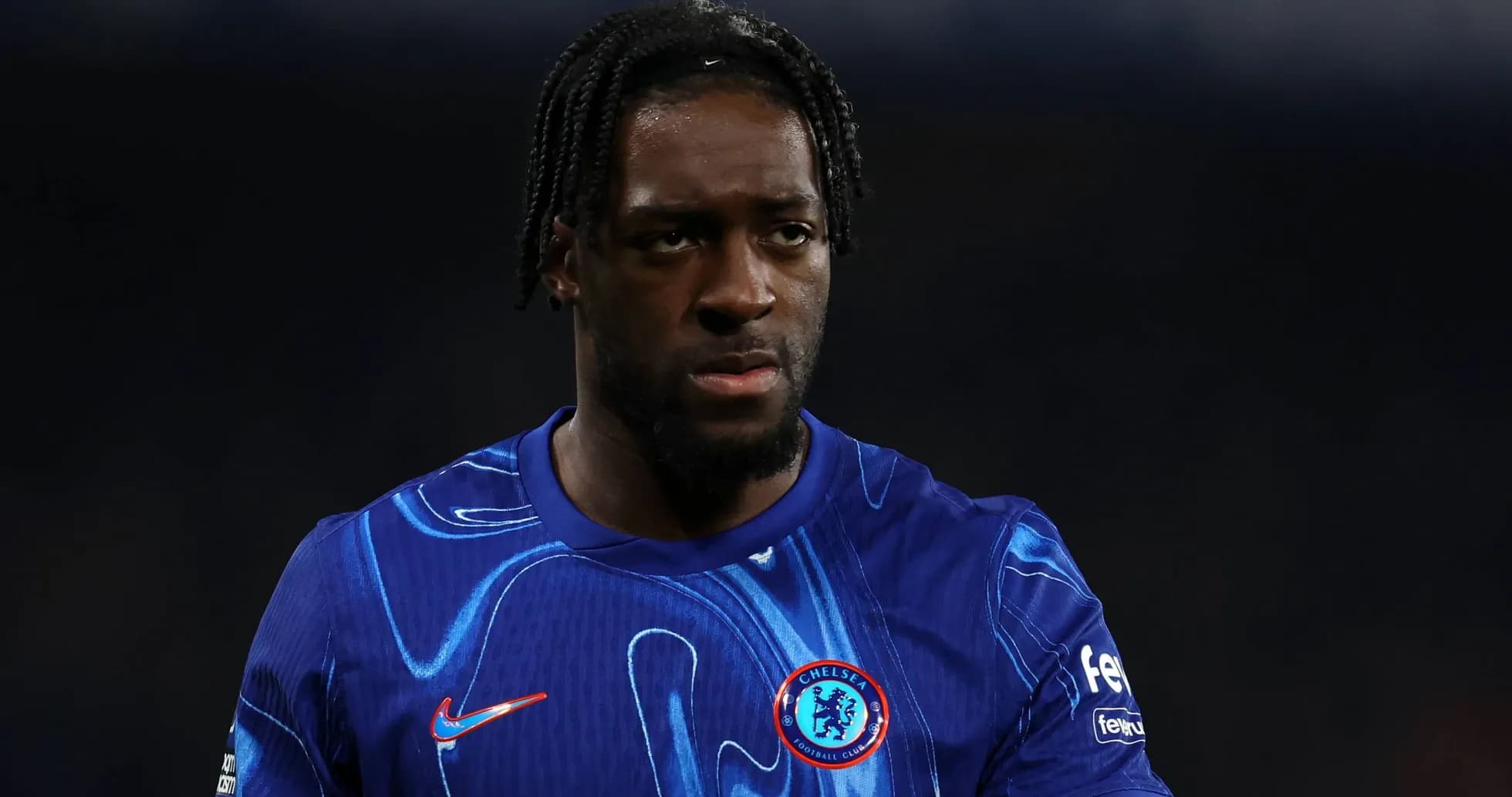 Jugador de Chelsea con camiseta azul en el campo Jugador de Chelsea con camiseta azul en el campo
