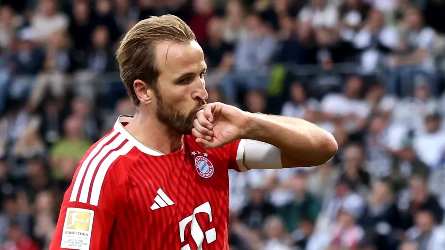 Jugador de Bayern Múnich besando su brazo durante partido Jugador de Bayern Múnich besando su brazo durante partido